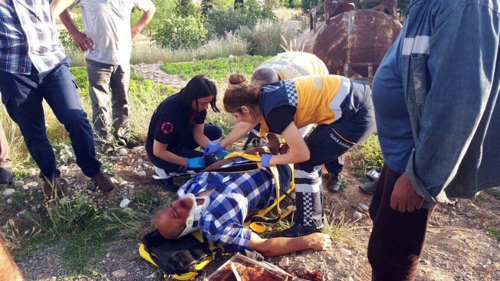 Virajı Alamayan Motosiklet Su Tankerine Çarptı: 1 Yaralı