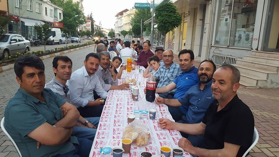Gazi Caddesi Esnaflarından Geleneksel Sokak İftar Yemeği