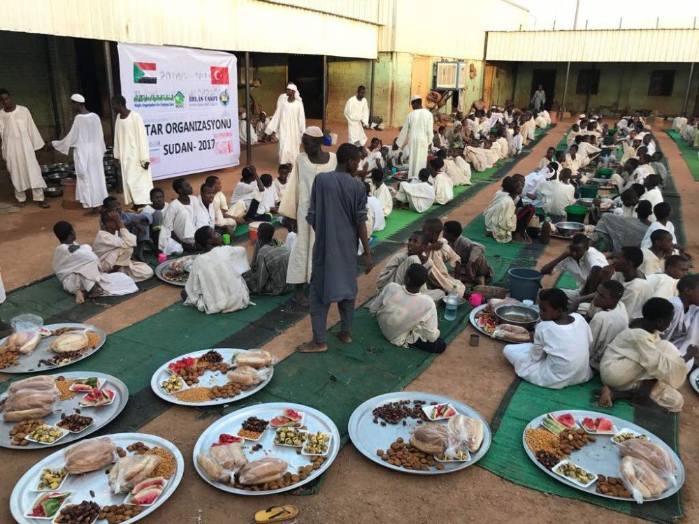 İhlas Vakfı İftarları Yoksullara Ulaşmaya Devam Ediyor