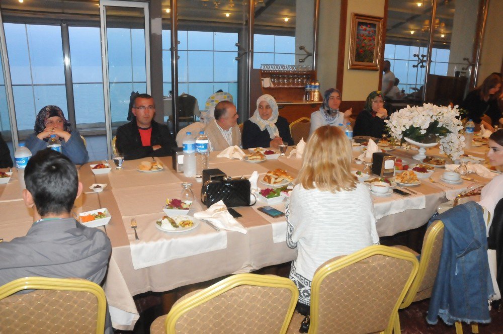 Ak Kadınlardan Engellilere İftar Yemeği Yedi