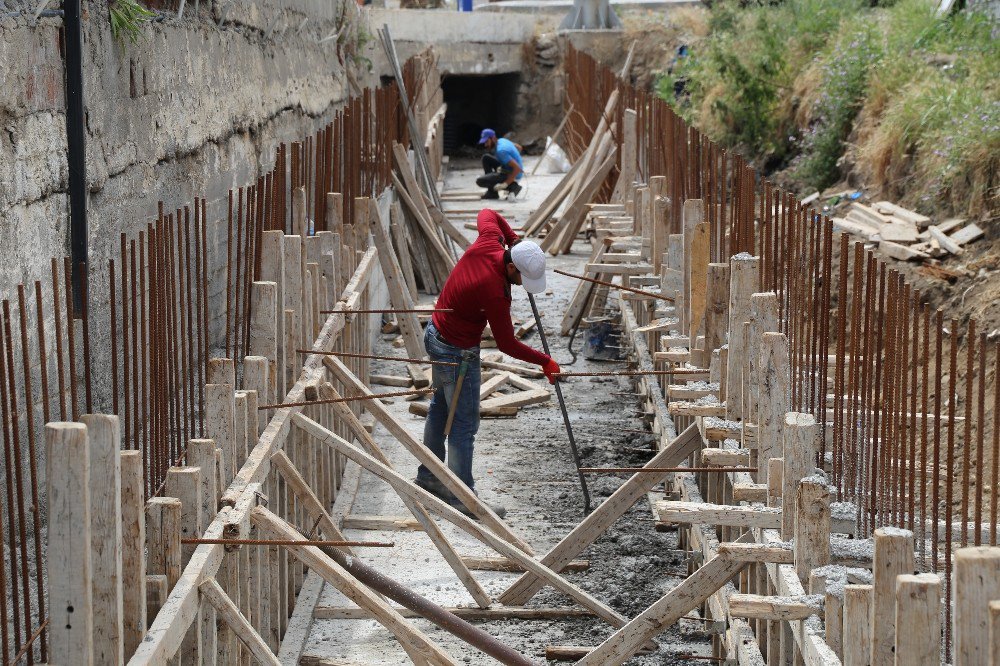 Burhaniye Belediyesi Alt Yapı Çalışmalarını Sürdürüyor