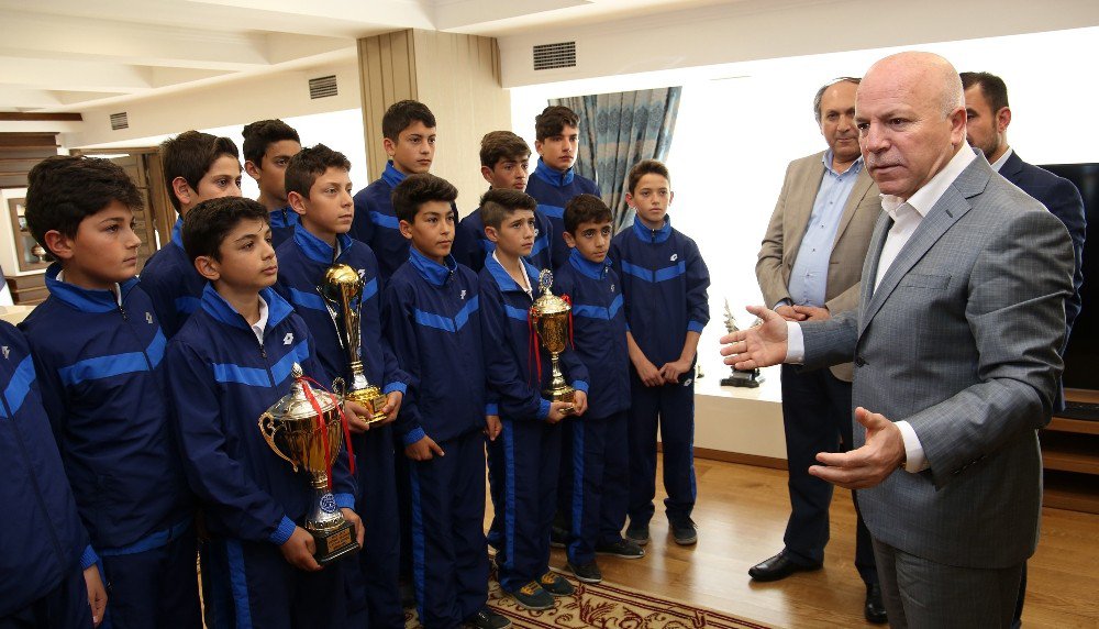 Bb. Erzurumspor’un Şampiyon Altyapısı Başkan Sekmen’i Ziyaret Etti