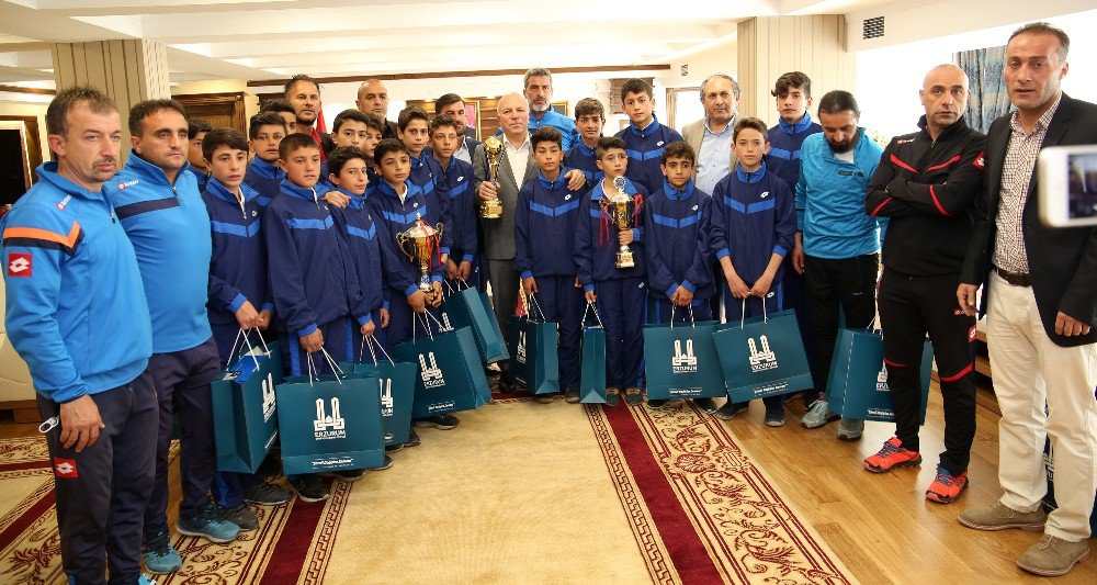 Bb. Erzurumspor’un Şampiyon Altyapısı Başkan Sekmen’i Ziyaret Etti