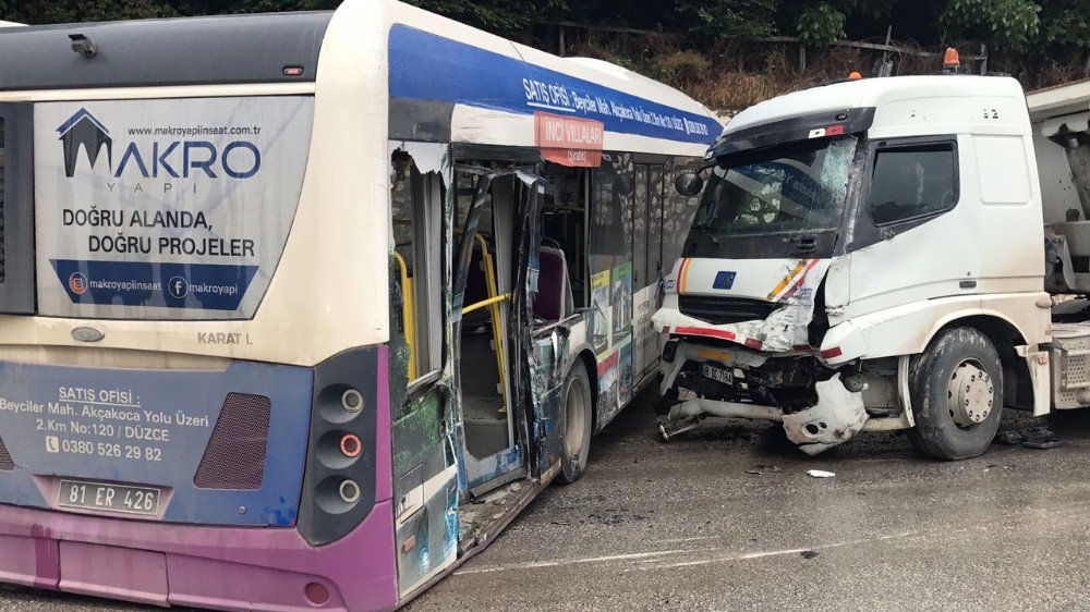 Tır, Yolcu Otobüsüne Çarptı: 1 Yaralı