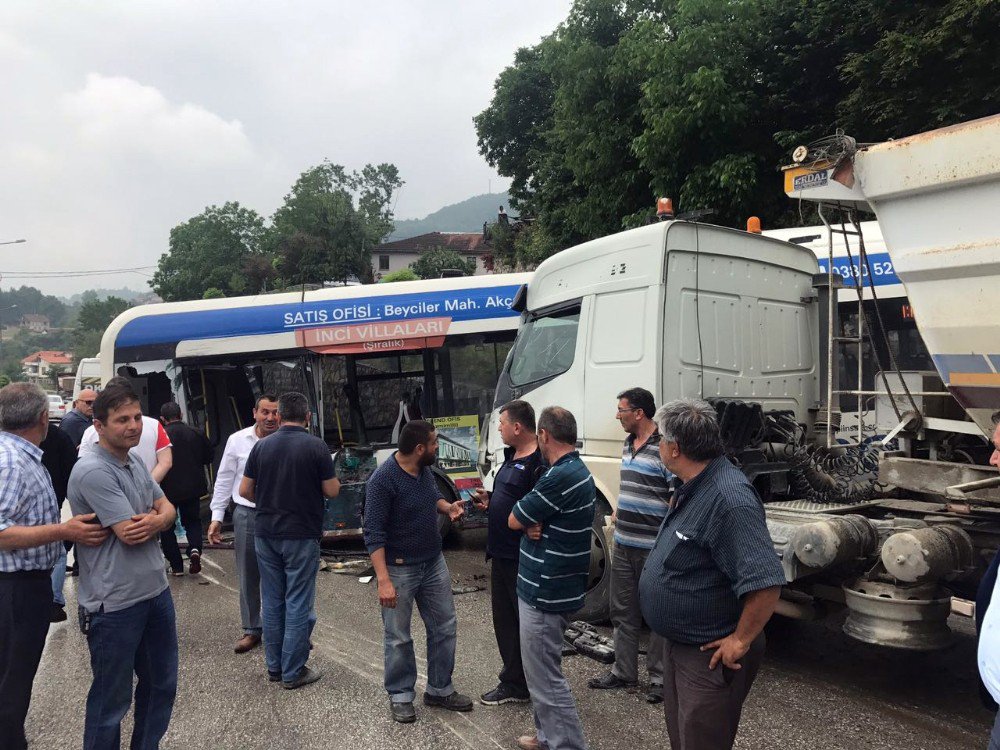 Tır, Yolcu Otobüsüne Çarptı: 1 Yaralı