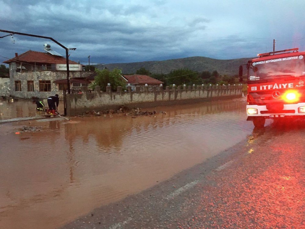 Bekilli’yi Sel, Acıpayam’ı Yıldırım Vurdu