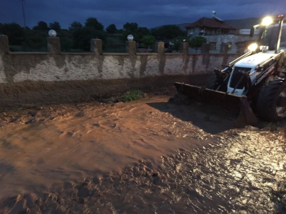 Bekilli’yi Sel, Acıpayam’ı Yıldırım Vurdu