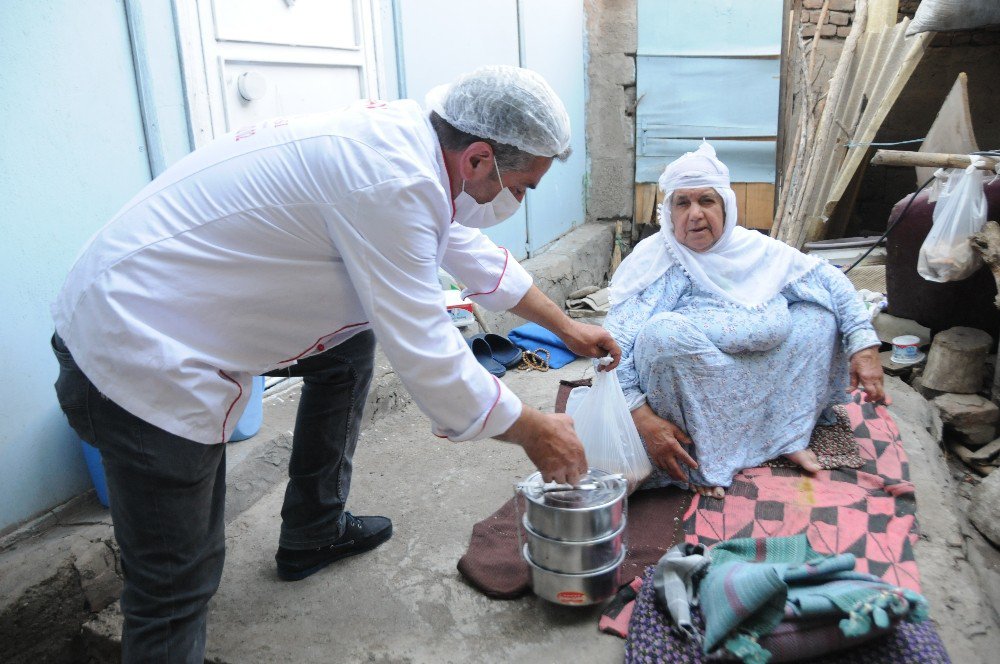 Yaşlı Ve Bakıma Muhtaç Vatandaşlara İftar Yemeği