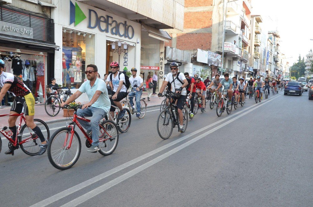 Kuşadalı Bisikletçiler Doğa İçin Pedal Çevirdi