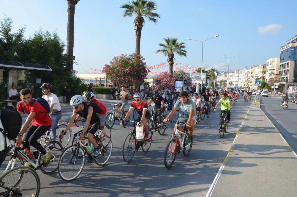 Kuşadalı Bisikletçiler Doğa İçin Pedal Çevirdi