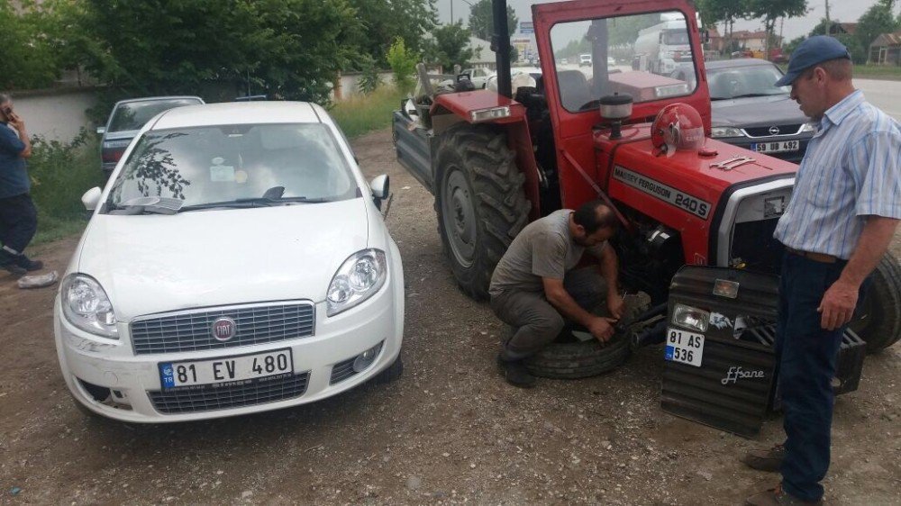 Yoldan Çıkan Traktör Park Halindeki Otomobillere Çarptı