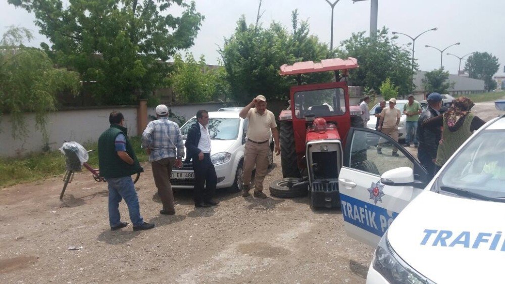 Yoldan Çıkan Traktör Park Halindeki Otomobillere Çarptı