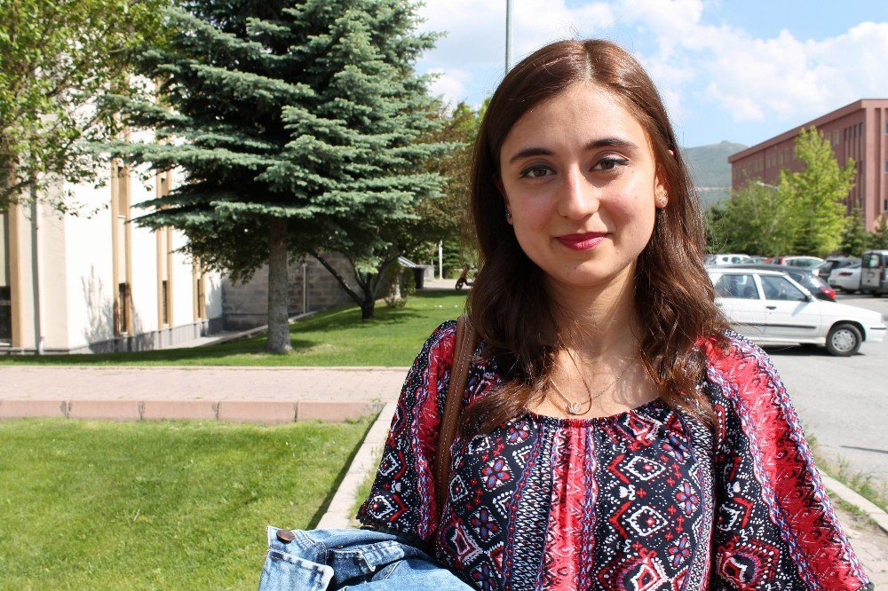 Ömür Boyu Okuyoruz Mezarda Amorti Ediyoruz