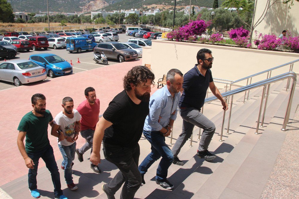 Ev Aramasına Giden Polisler Uyuşturucu Partisinin Ortasına Düştü