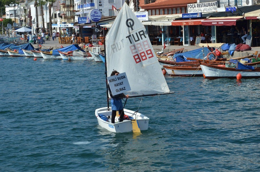 Foça Kıyılarında Askeri Birliklerin Katılımıyla Çevre Temizliği