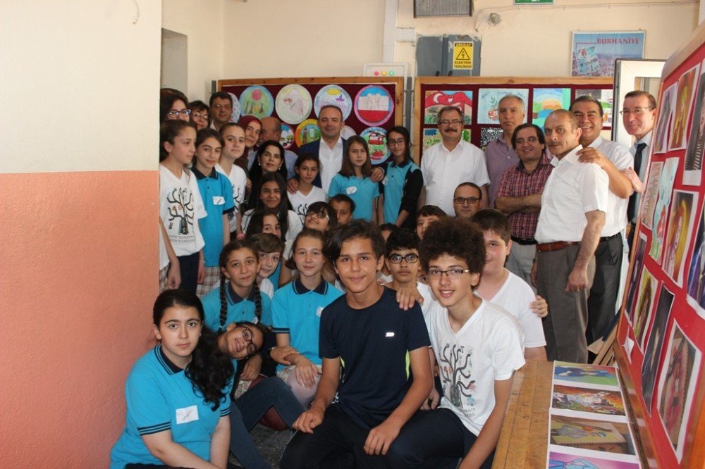 Burhaniye’de Kaymakam Öner Öğrenci Sergisini Ziyaret Etti