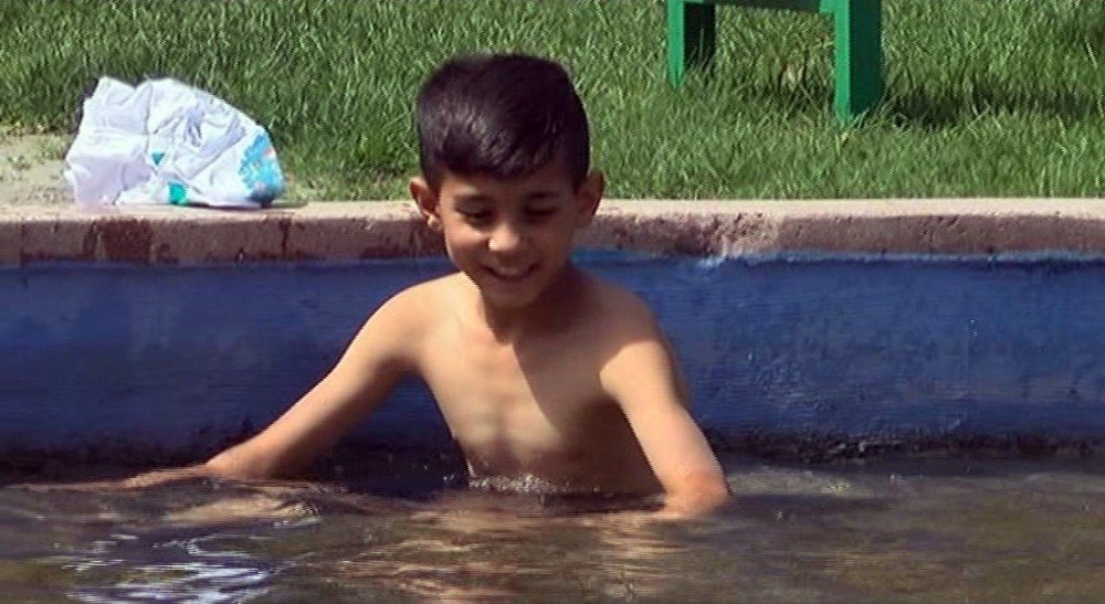 Oruç Tutan Vatandaşlar Ağaç Gölgesinde Uyuyarak Vakit Geçiriyor