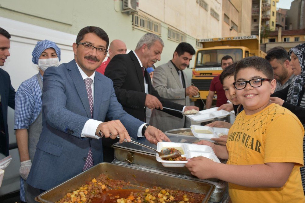 İlkokul Bahçesinde 800 Kişi İftarda Buluştu
