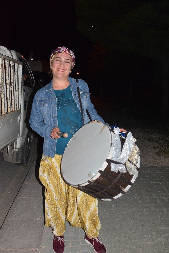 Gelenek Ölmesin Diye Eline Davulu Aldı