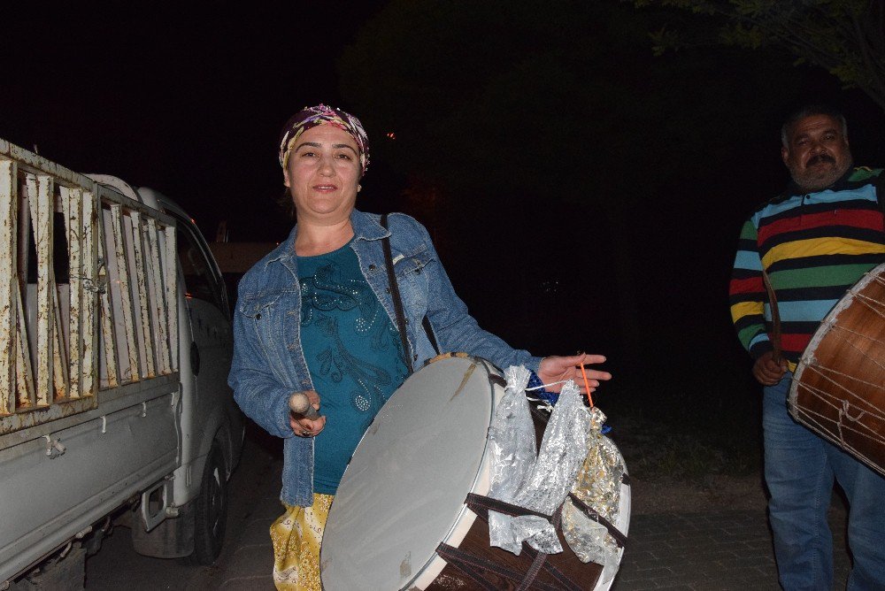 Gelenek Ölmesin Diye Eline Davulu Aldı