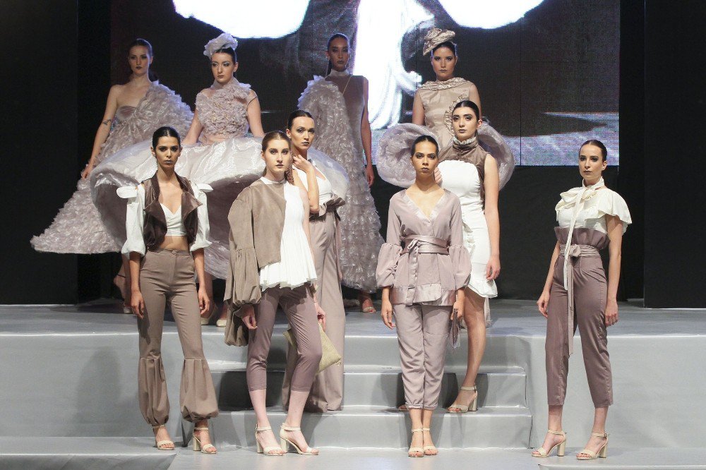 İeü Öğrencilerinden Defile