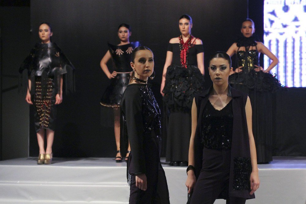 İeü Öğrencilerinden Defile