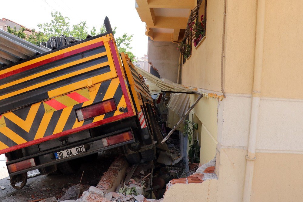 El Freni Çekilmeyen Vinç 2 Otomobili Biçerek Apartmana Çarptı