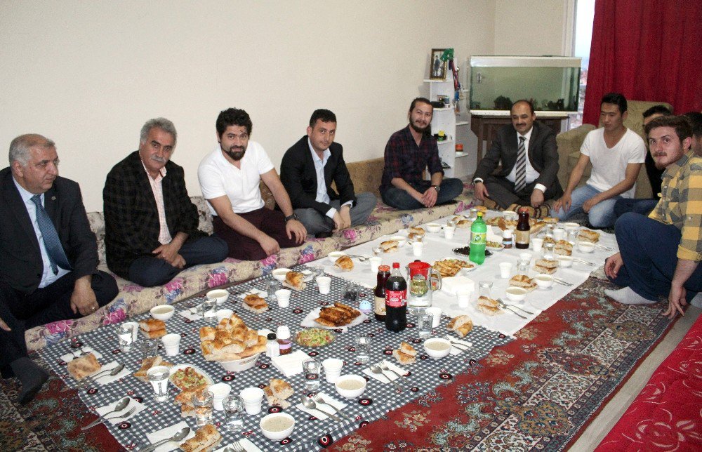Rektör, Öğrencilerin Hazırladığı Yer Sofrasında İftar Yaptı