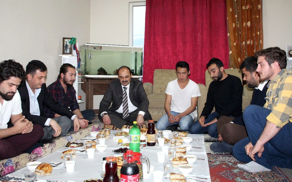 Rektör, Öğrencilerin Hazırladığı Yer Sofrasında İftar Yaptı