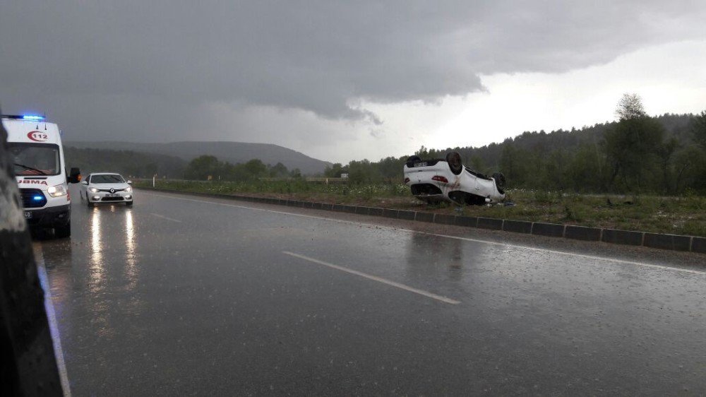 Kastamonu’da Yoldan Çıkan Otomobil Takla Attı