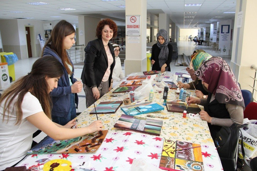 Üniversite Öğrencileri Atık Malzemeleri Sanat Eserine Dönüştürdüler