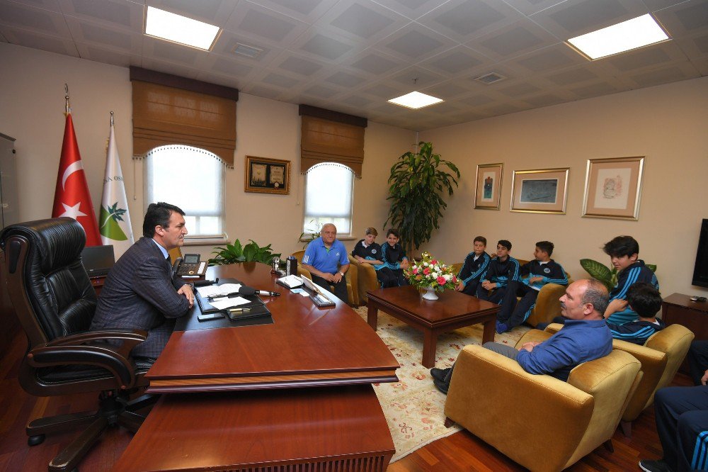 Genç Hentbolcular Mutluluklarını Dündar İle Paylaştı