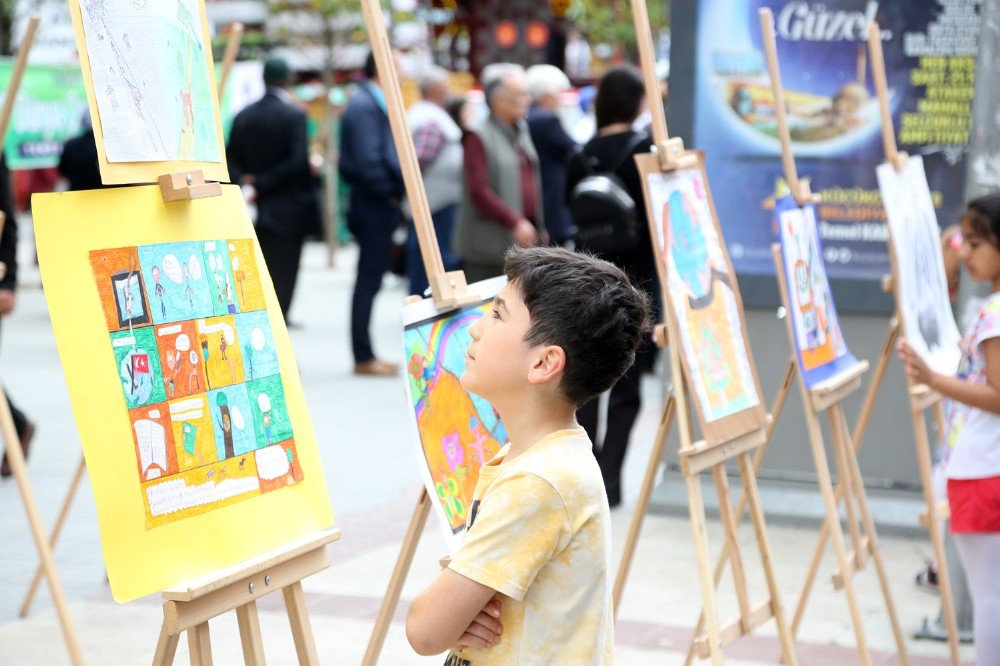 Temizlik İşçileri Önce Sokakları Temizledi, Sonra Konser Verdi
