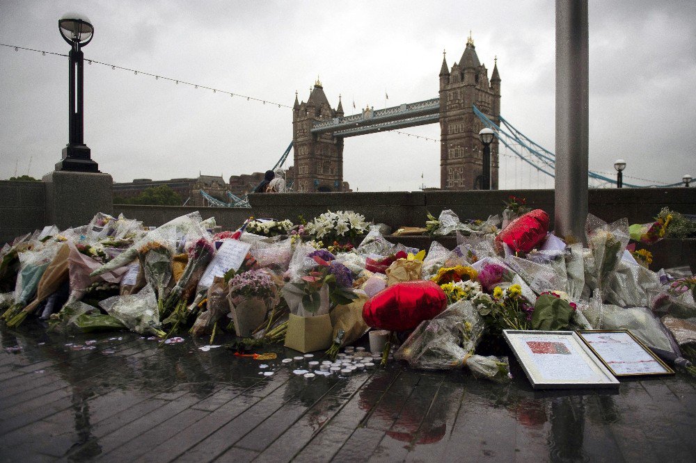 İngiltere 1 Dakikalığına Sessizliğe Büründü