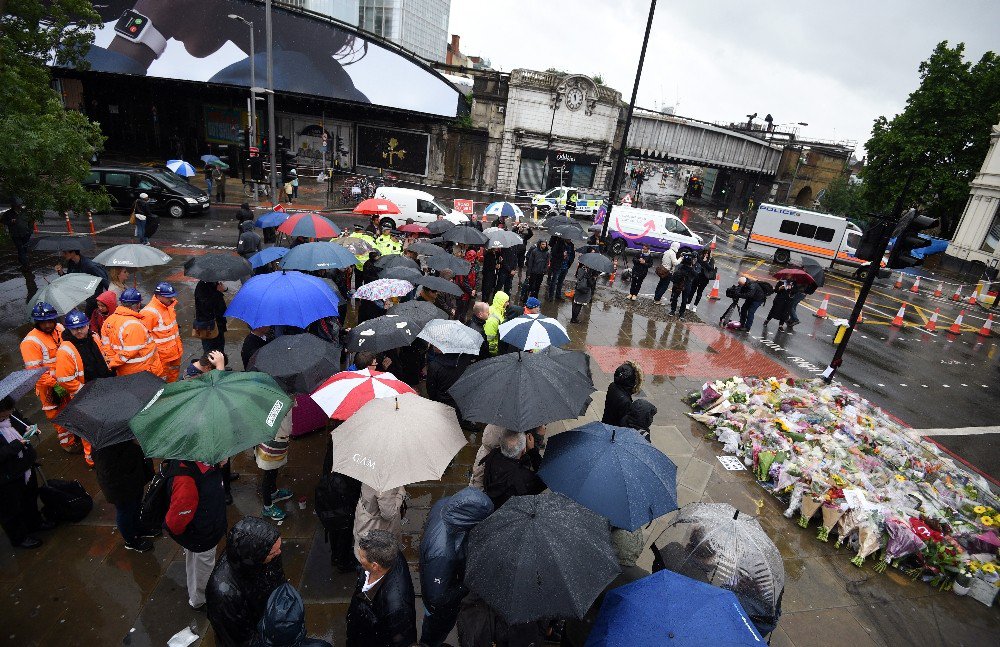 İngiltere 1 Dakikalığına Sessizliğe Büründü