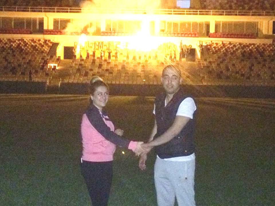 Sevdiği Kıza Statta Evlenme Teklif Etti