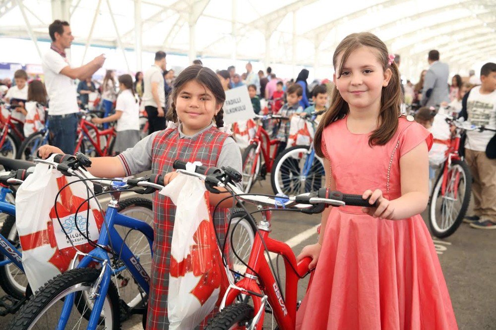 Nilüfer Belediyesi Başarılı Öğrencileri Bisikletle Ödüllendirdi