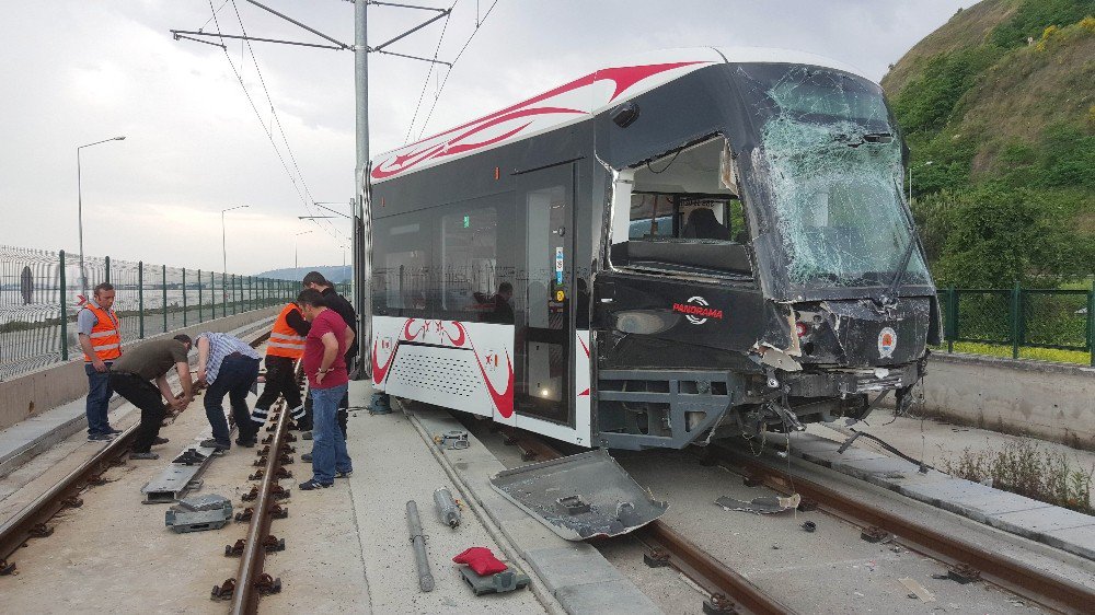 Tramvay, Arıza Yapan Önündeki Tramvaya Çarptı: 1 Yaralı