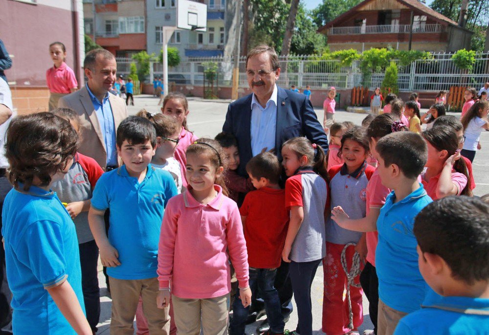 Başkan Şahin Öğrencilere Top Kandil Dağıttı