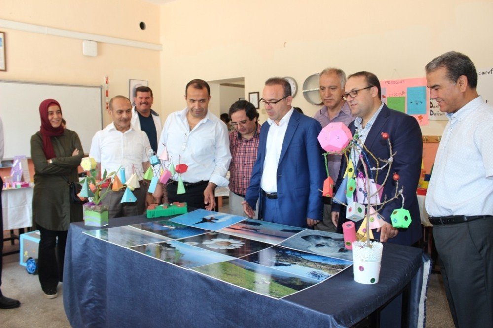Burhaniye’de Kaymakam Öner Öğrenci Sergisini Ziyaret Etti