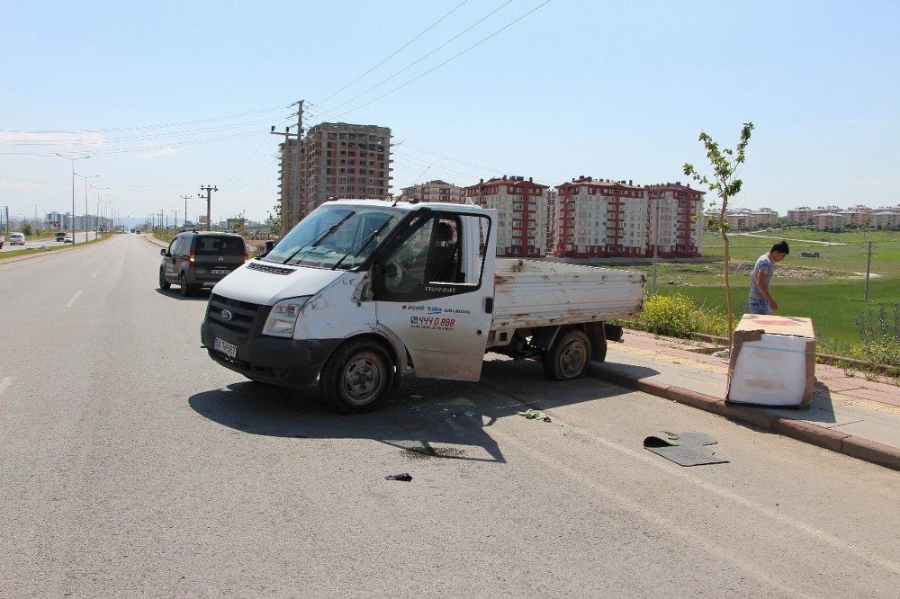 Beyaz Eşya Yüklü Kamyonet Aydınlatma Direğine Çarptı: 2 Yaralı