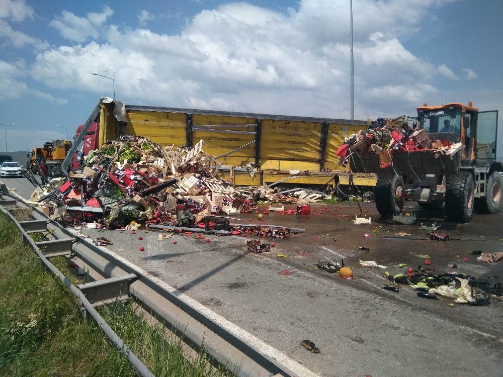 Sivas’ta Sebze Ve Meyve Yüklü Tır Devrildi: 2 Yaralı