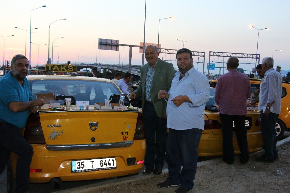 Taksiciler Direksiyon Başında İftar Yaptı