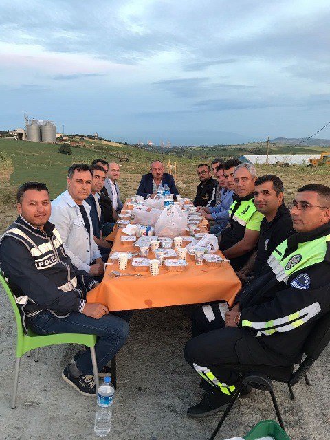 Tekirdağ İl Emniyet Müdürü Aydın Görev Başında İftar Yapan Polisleri Yalnız Bırakmıyor