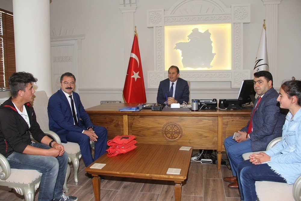 Vali Taşyapan Başarılı Öğrencileri Ödüllendirdi