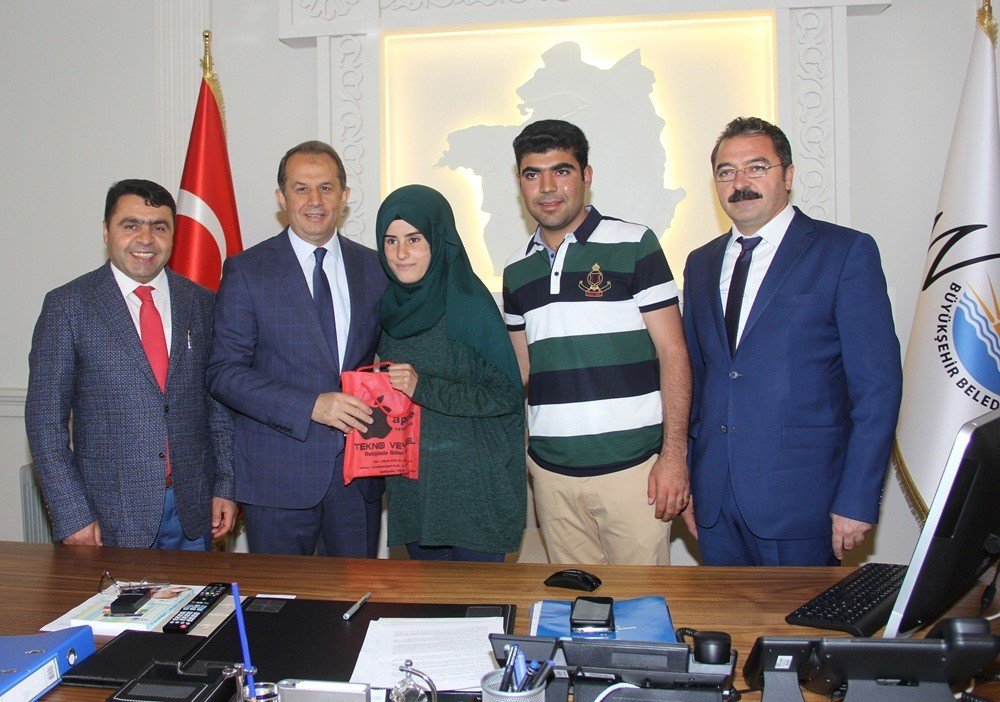 Vali Taşyapan Başarılı Öğrencileri Ödüllendirdi