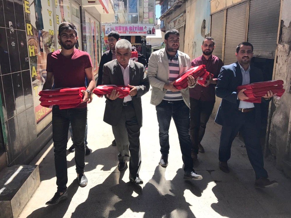 Ak Partili Gençlerden Vatandaşa Anlamlı Hediye