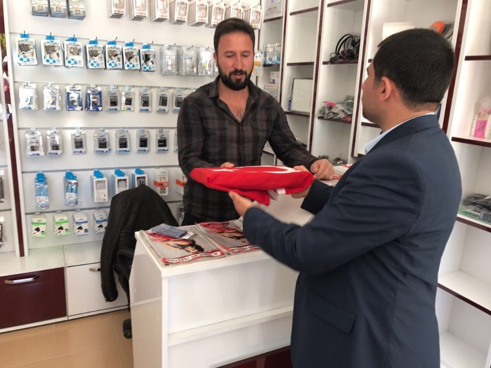 Ak Partili Gençlerden Vatandaşa Anlamlı Hediye