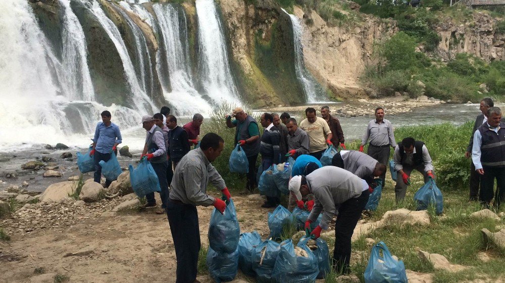 Van Muradiye Şelalesi Çöplerden Temizlendi