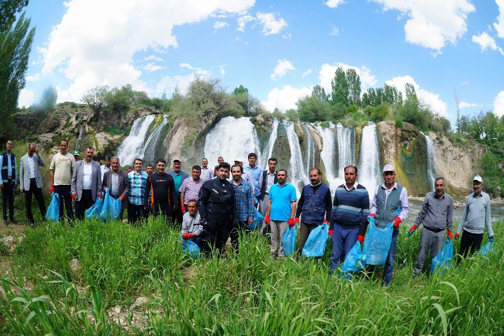 Van Muradiye Şelalesi Çöplerden Temizlendi